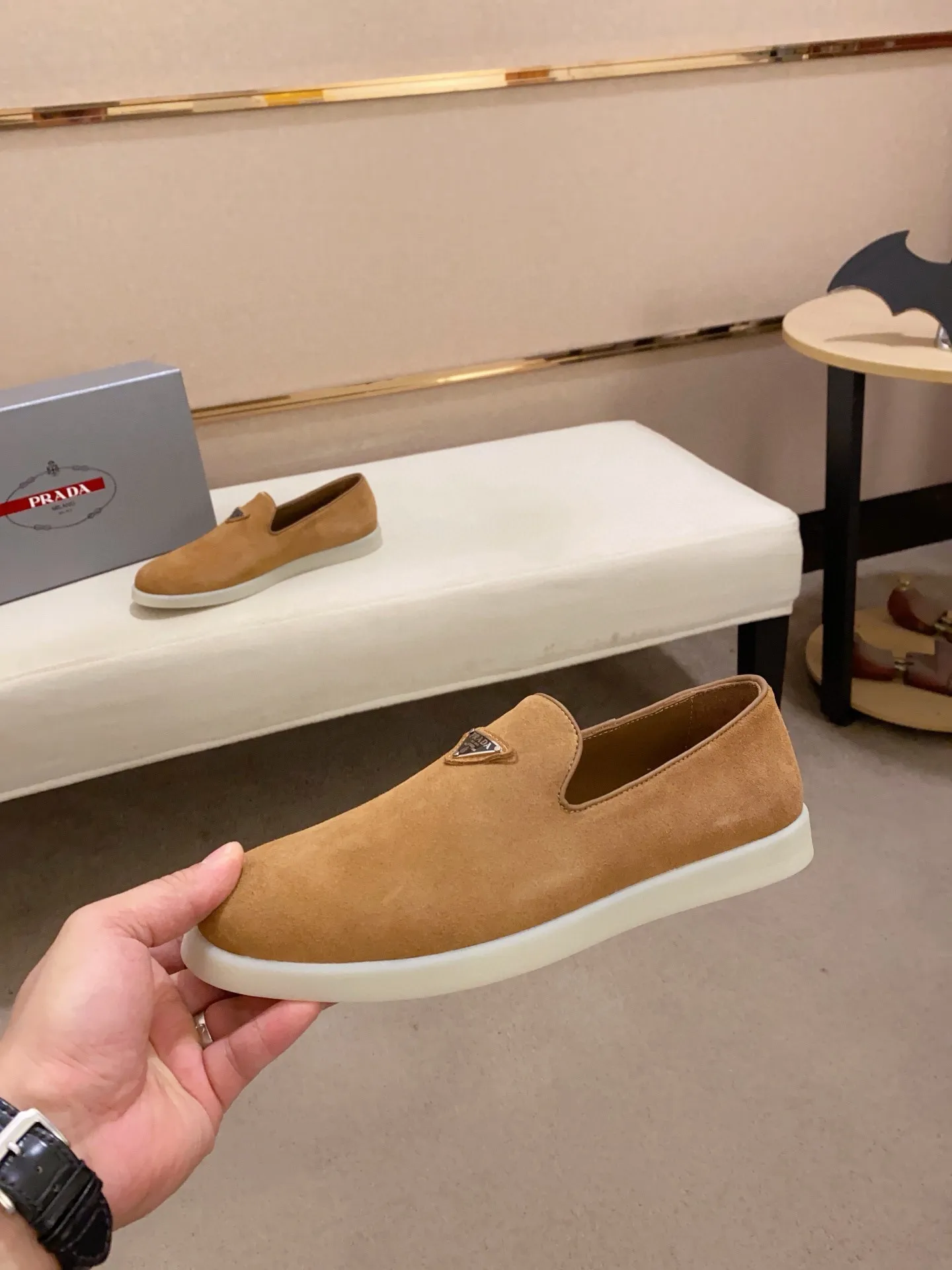 Men's shoes 💰 580💰 ✔️✔️✔️High-quality new PRADA counters are launched at the same time. The new men's shoes and 😘fabrics are selected from high-silk bald cowhide and are made by pure handicrafts. Lining: Full cowhide lining. 👍🏿 High-end ☄️ air-cushion molded anti-slip rubber outsole, exquisite lines, simple and elegant, comfortable and high-end for leisure travel. Code number: 38 to 44 (45 can be customized)